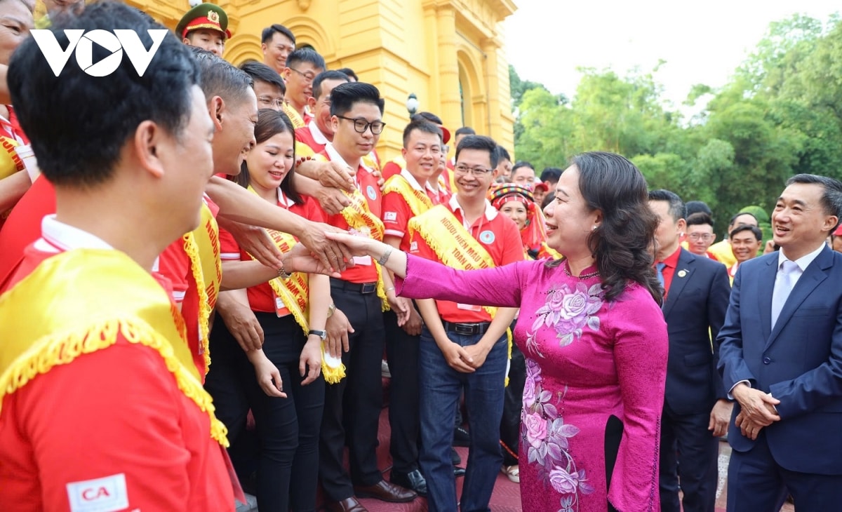 phó chủ tịch nước gặp mặt 100 đại biểu hiến máu tiêu biểu toàn quốc năm 2025 hình ảnh 3 pho chu tich nuoc gap mat 100 dai bieu hien mau tieu bieu toan quoc nam 2025 hinh anh 3