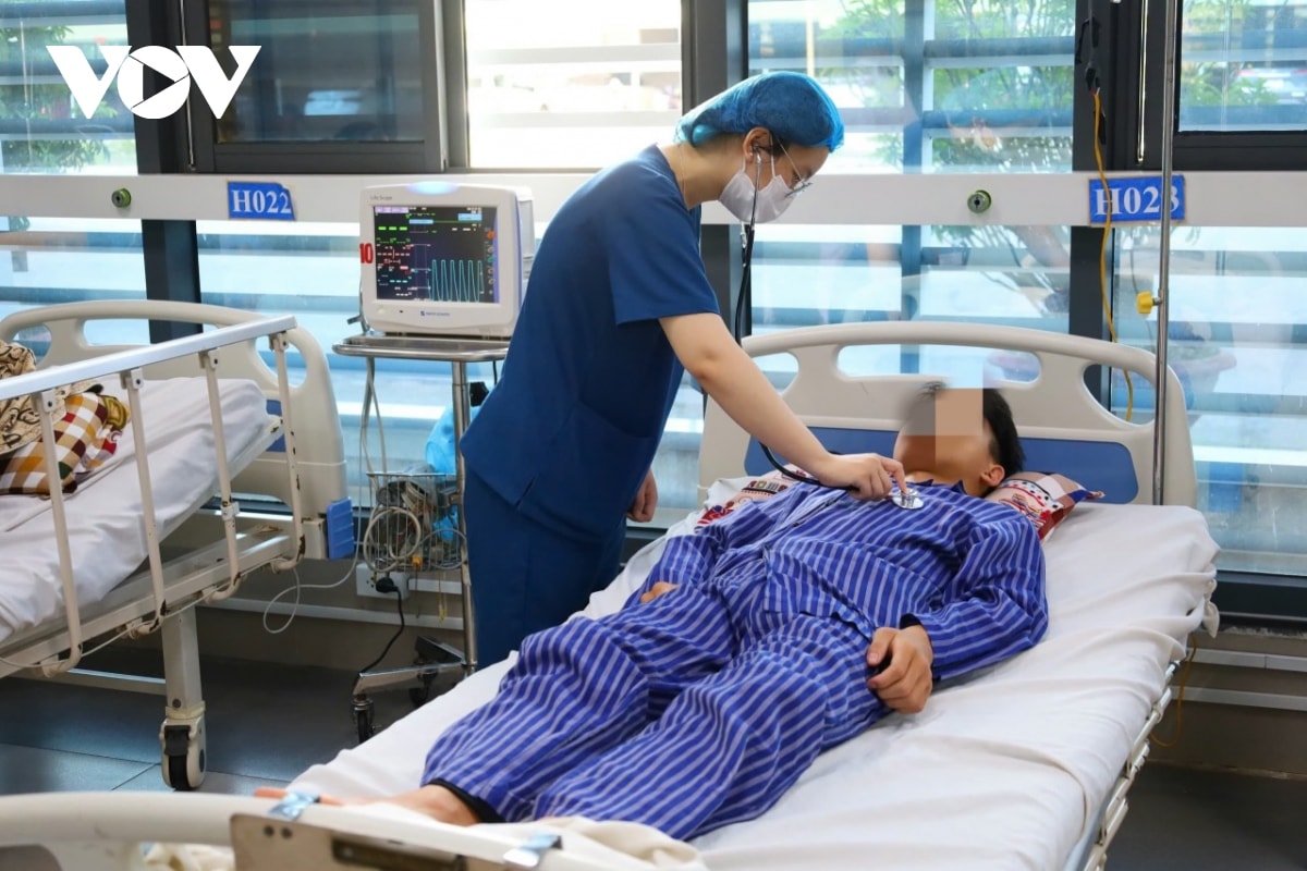 hai nam rung an, 4 nguoi trong mot gia dinh phai nhap vien cap cuu hinh anh 1