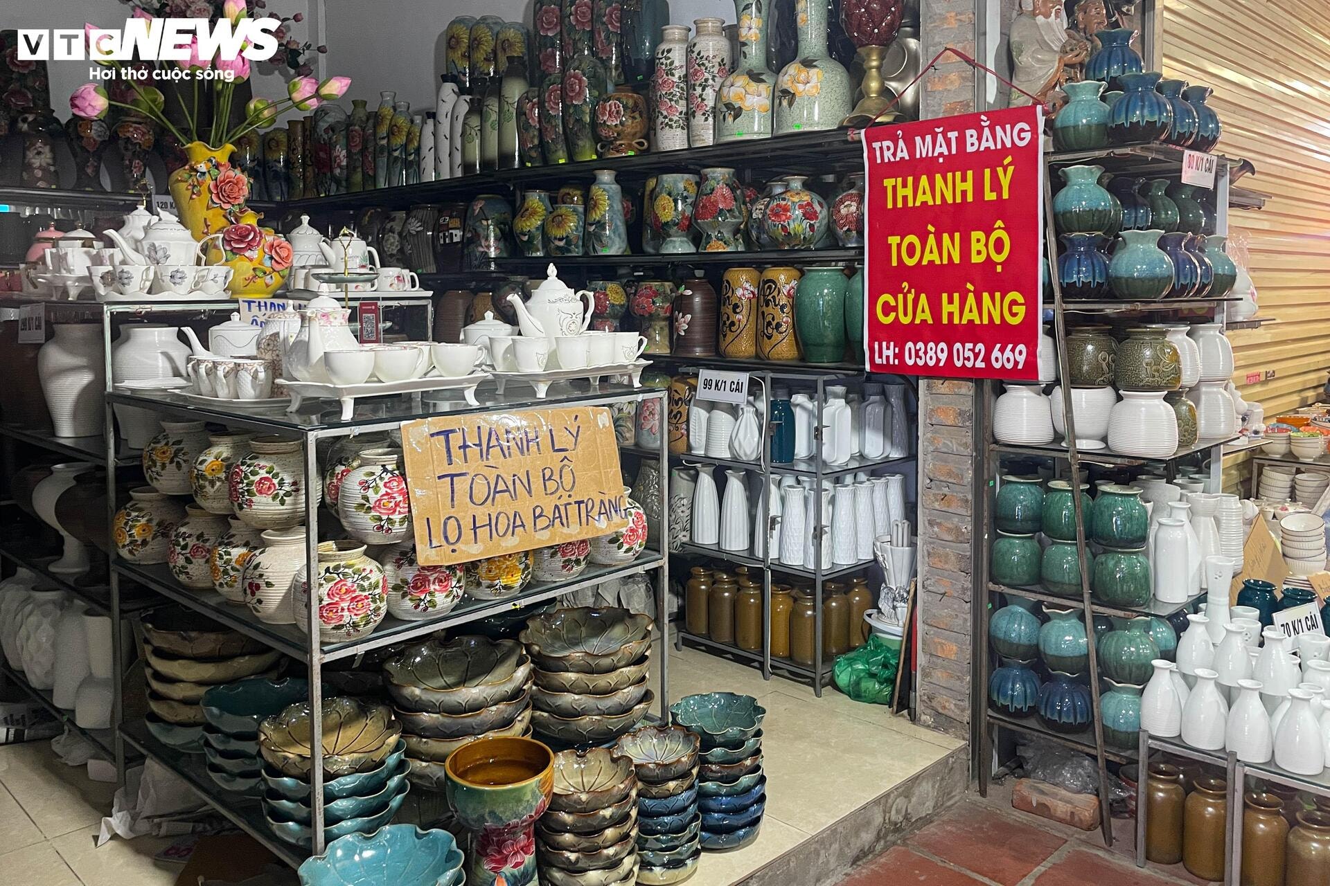 Cả tuần vắng khách mua, nhiều quầy hàng ở làng gốm Bát Tràng khóa cửa, phủ bạt - 7