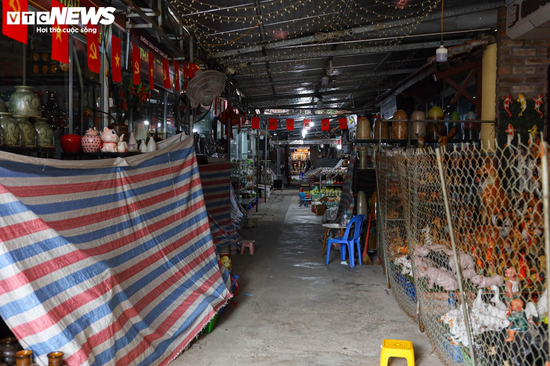 Cả tuần vắng khách mua, nhiều quầy hàng ở làng gốm Bát Tràng khóa cửa, phủ bạt - 3