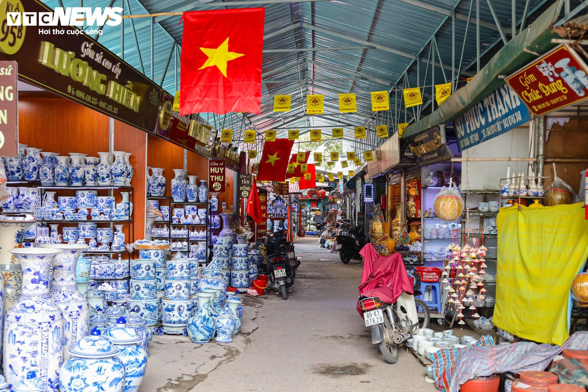 Cả tuần vắng khách mua, nhiều quầy hàng ở làng gốm Bát Tràng khóa cửa, phủ bạt - 13