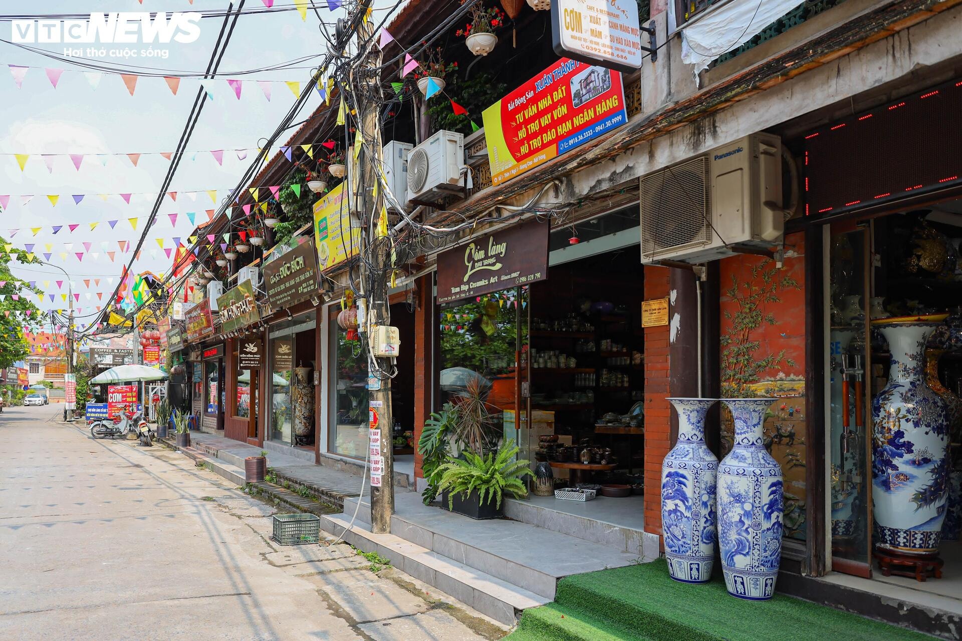Cả tuần vắng khách mua, nhiều quầy hàng ở làng gốm Bát Tràng khóa cửa, phủ bạt - 16