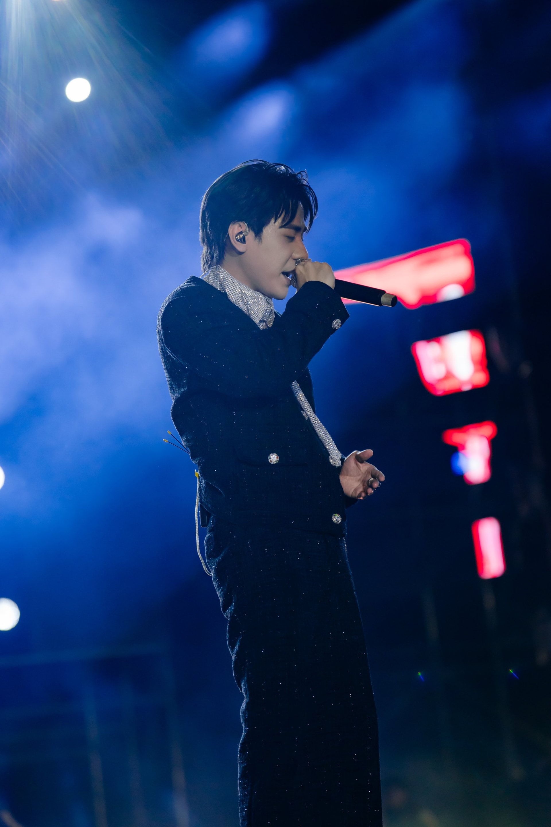 Quang Hùng được biết đến là nghệ sĩ đa năng: sáng tác, hát live, phối khí và trình diễn đều thuần thục. Tên tuổi anh thực sự bùng nổ với bản hit 