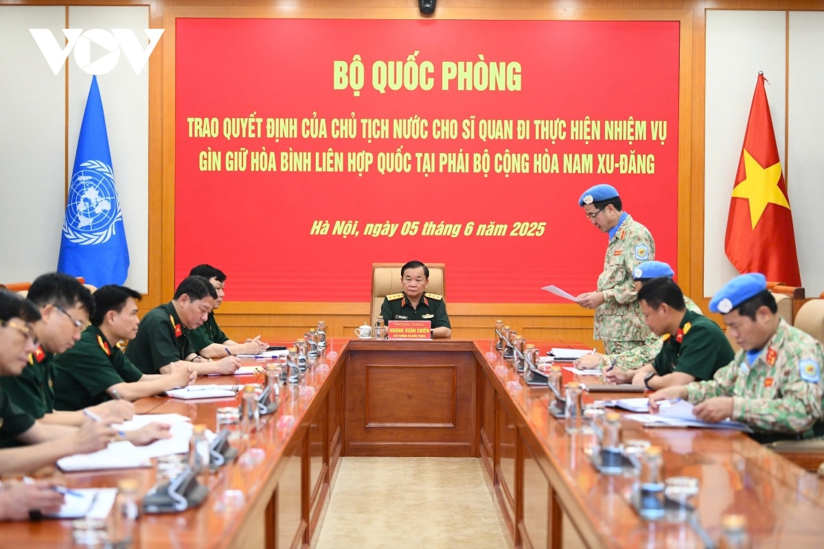trao quyet dinh cua chu tich nuoc cho si quan di lam nhiem vu gin giu hoa binh hinh anh 1