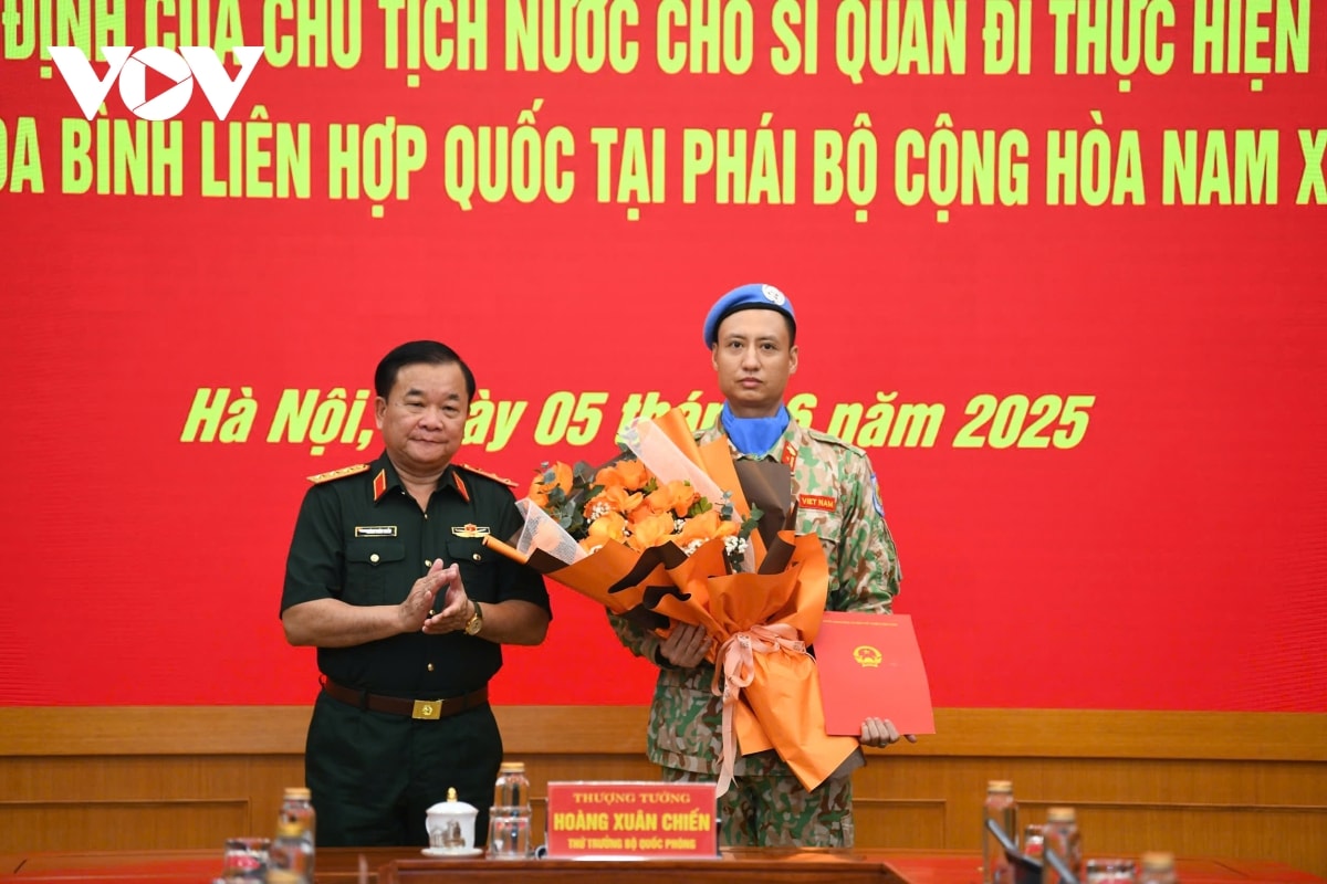 trao quyet dinh cua chu tich nuoc cho si quan di lam nhiem vu gin giu hoa binh hinh anh 2