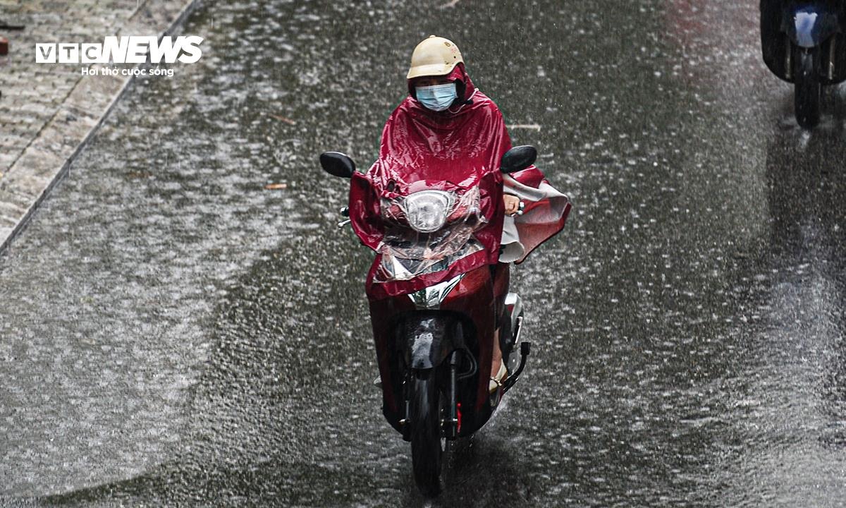 Hôm nay 6/6, nhiều nơi trên cả nước tiếp tục hứng mưa dông. (Ảnh minh hoạ: Đắc Huy)
