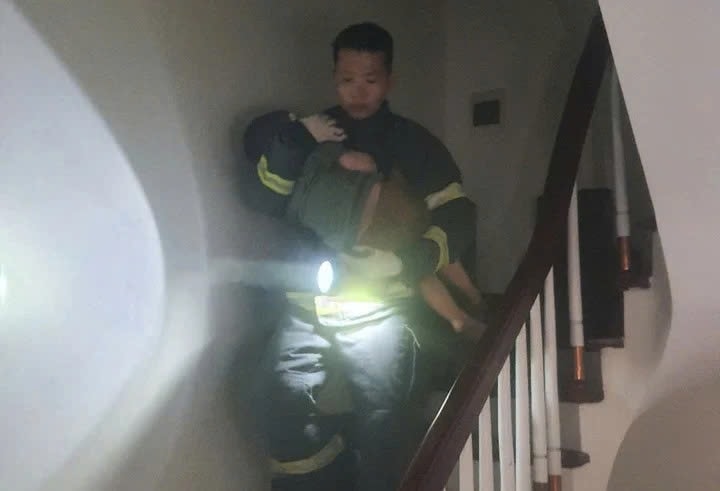 cháy nhà trong đêm, cảnh sát giải cứu 5 trẻ thoát ra ngoài hình ảnh 1 chay nha trong dem, canh sat giai cuu 5 tre thoat ra ngoai hinh anh 1