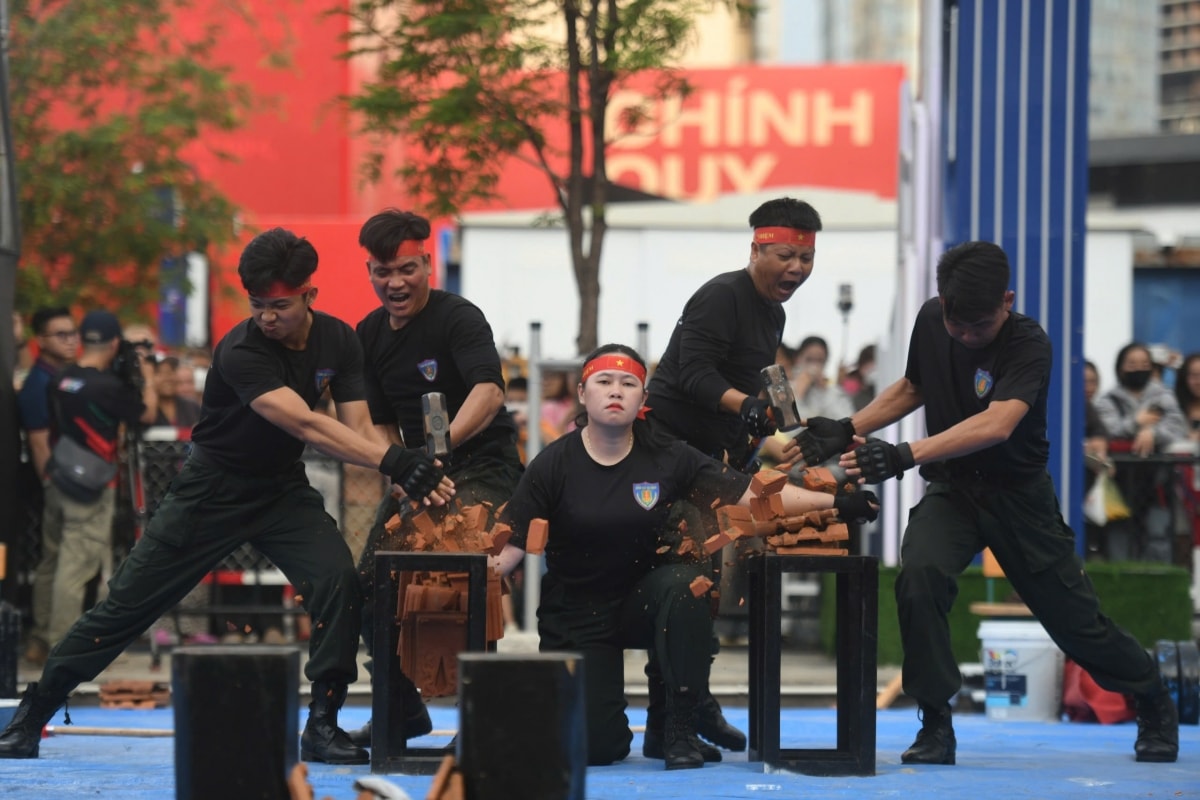 nhung man bieu dien dac sac tai chuong trinh vinh quang cong an nhan dan hinh anh 2