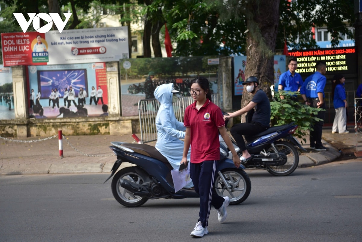 nhung thi sinh dau tien da co mat lam thu tuc thi vao lop 10 tai ha noi hinh anh 5