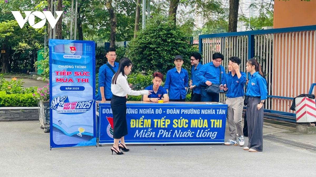 nhung thi sinh dau tien da co mat lam thu tuc thi vao lop 10 tai ha noi hinh anh 2
