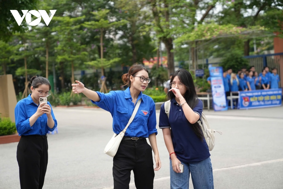 nhung thi sinh dau tien da co mat lam thu tuc thi vao lop 10 tai ha noi hinh anh 12
