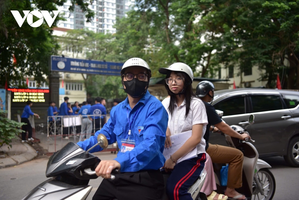 nhung thi sinh dau tien da co mat lam thu tuc thi vao lop 10 tai ha noi hinh anh 9