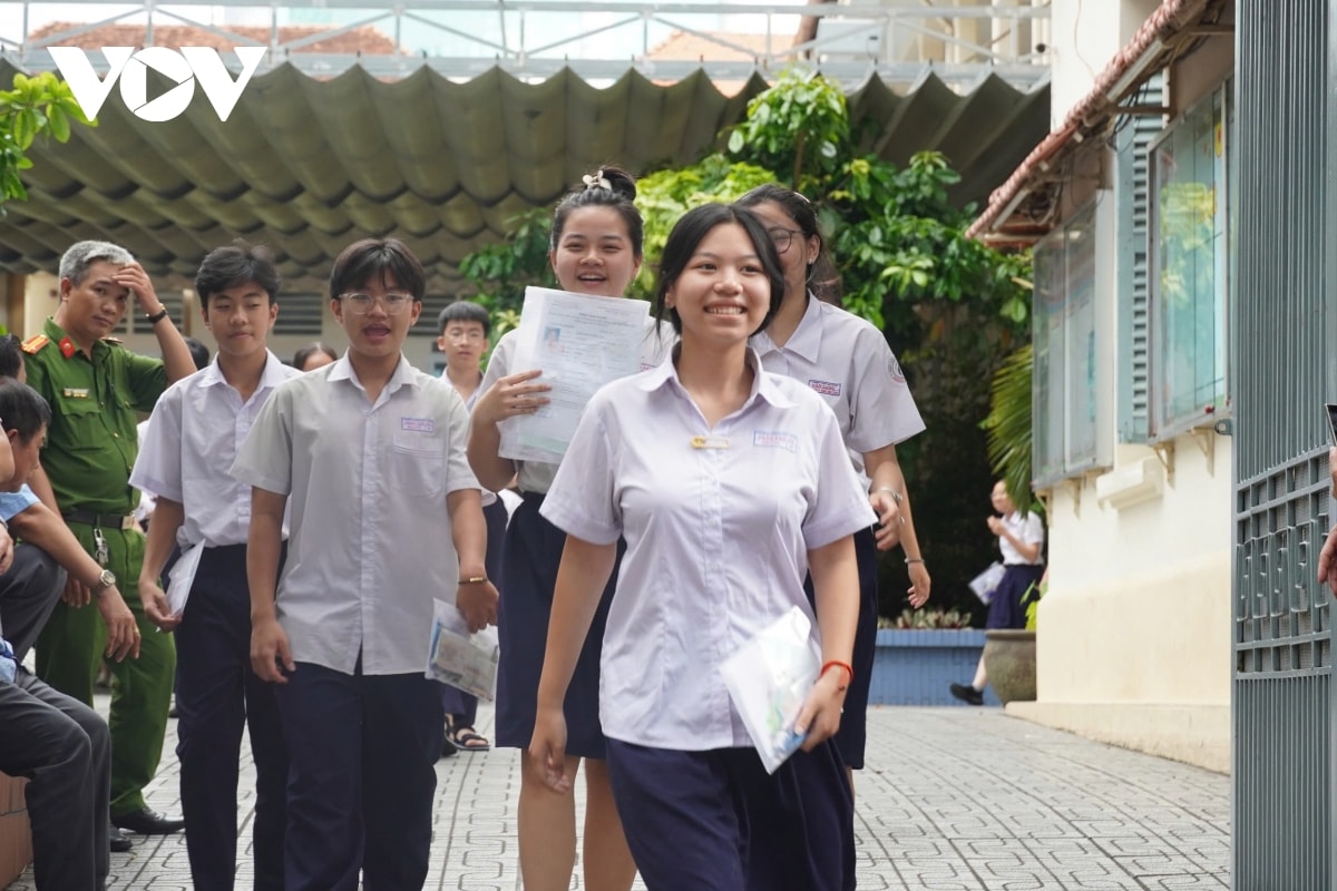 môn ngoại ngữ thi lớp 10 thí sinh tự tin xong sớm, giáo viên dự đoán khó đạt 9, 10 hình ảnh 2 mon ngoai ngu thi lop 10 thi sinh tu tin xong som, giao vien du doan kho dat 9, 10 hinh anh 2