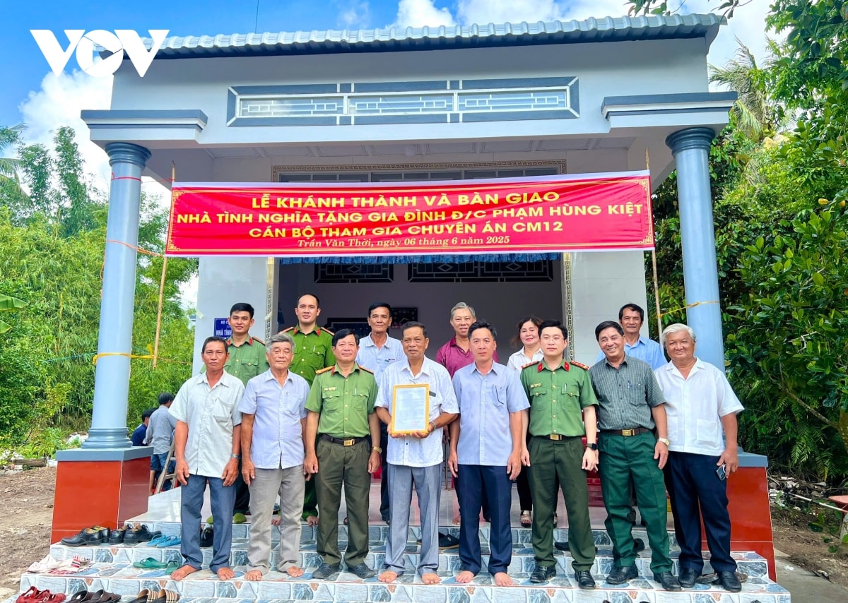 cà mau bàn giao nhà tình nghĩa cho thân nhân liệt sĩ công an hình ảnh 1 ca mau ban giao nha tinh nghia cho than nhan liet si cong an hinh anh 1