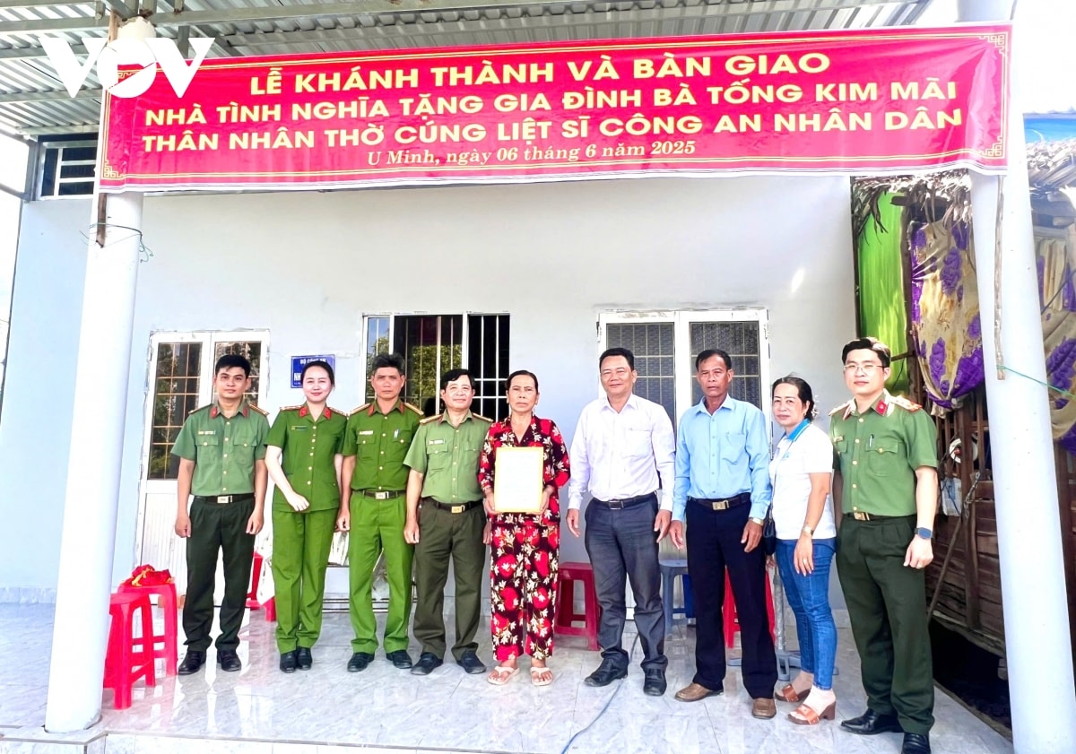 cà mau bàn giao nhà tình nghĩa cho thân nhân liệt sĩ công an hình ảnh 2 ca mau ban giao nha tinh nghia cho than nhan liet si cong an hinh anh 2
