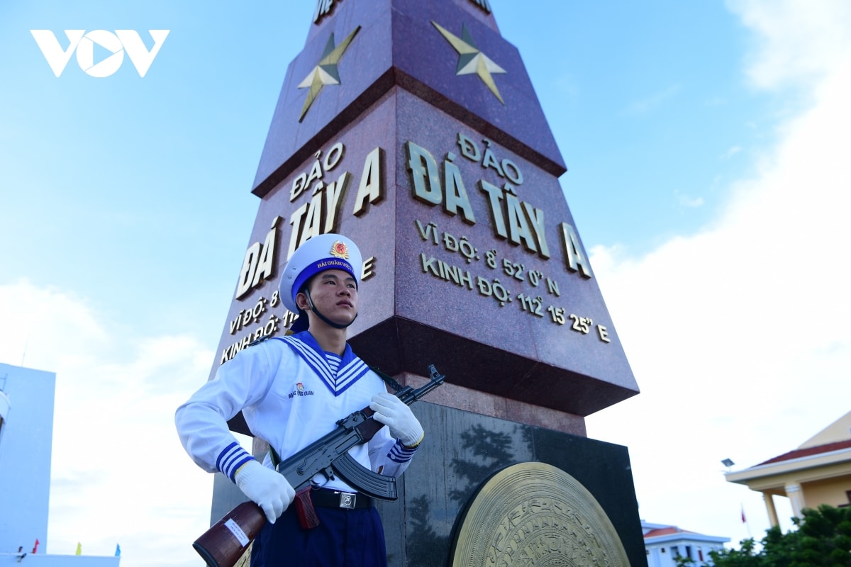 ve dep cua quan dao truong sa trong mua bien lang hinh anh 4