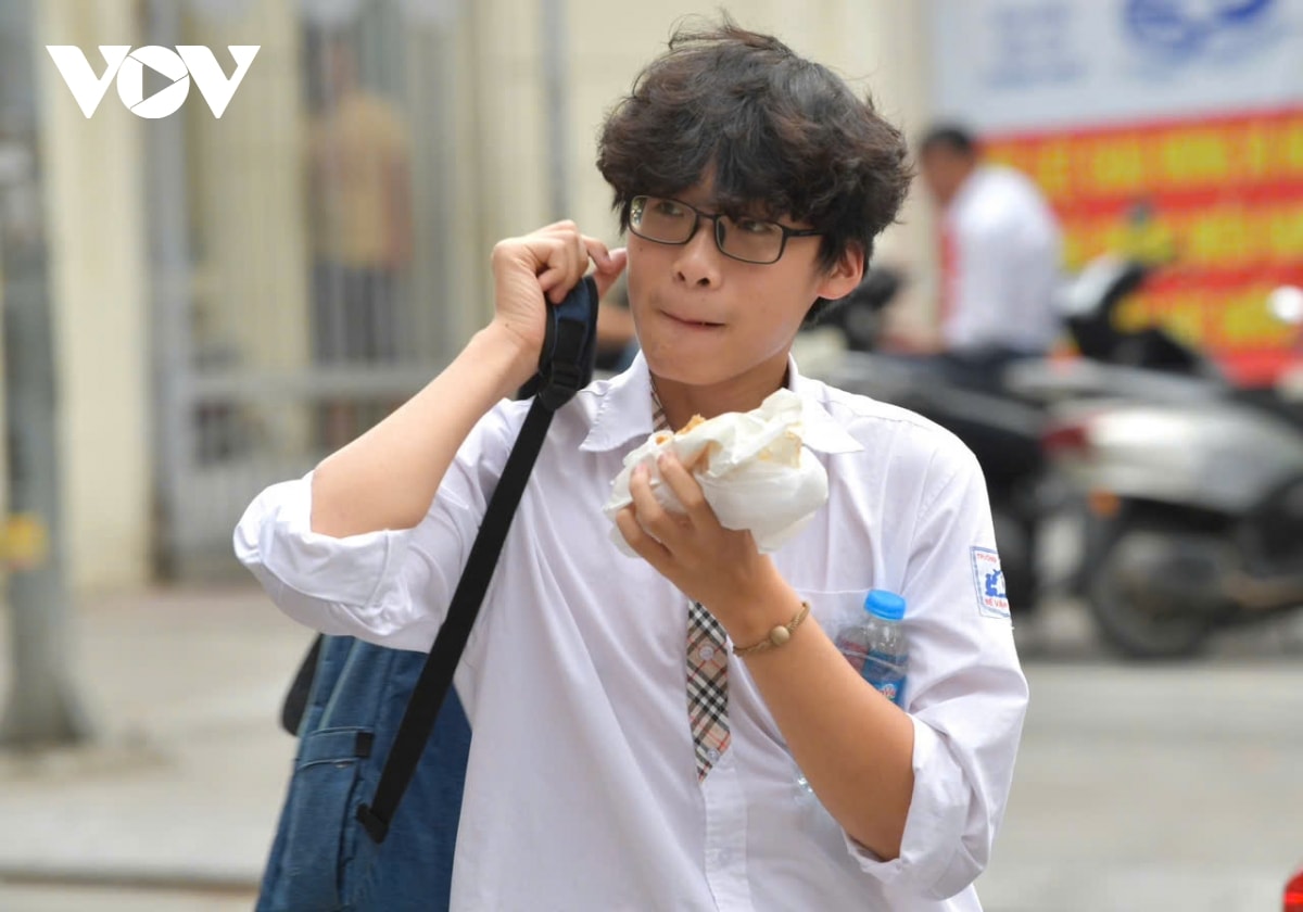 103.000 thi sinh ha noi buoc vao mon thi dau tien ky thi vao 10 hinh anh 1