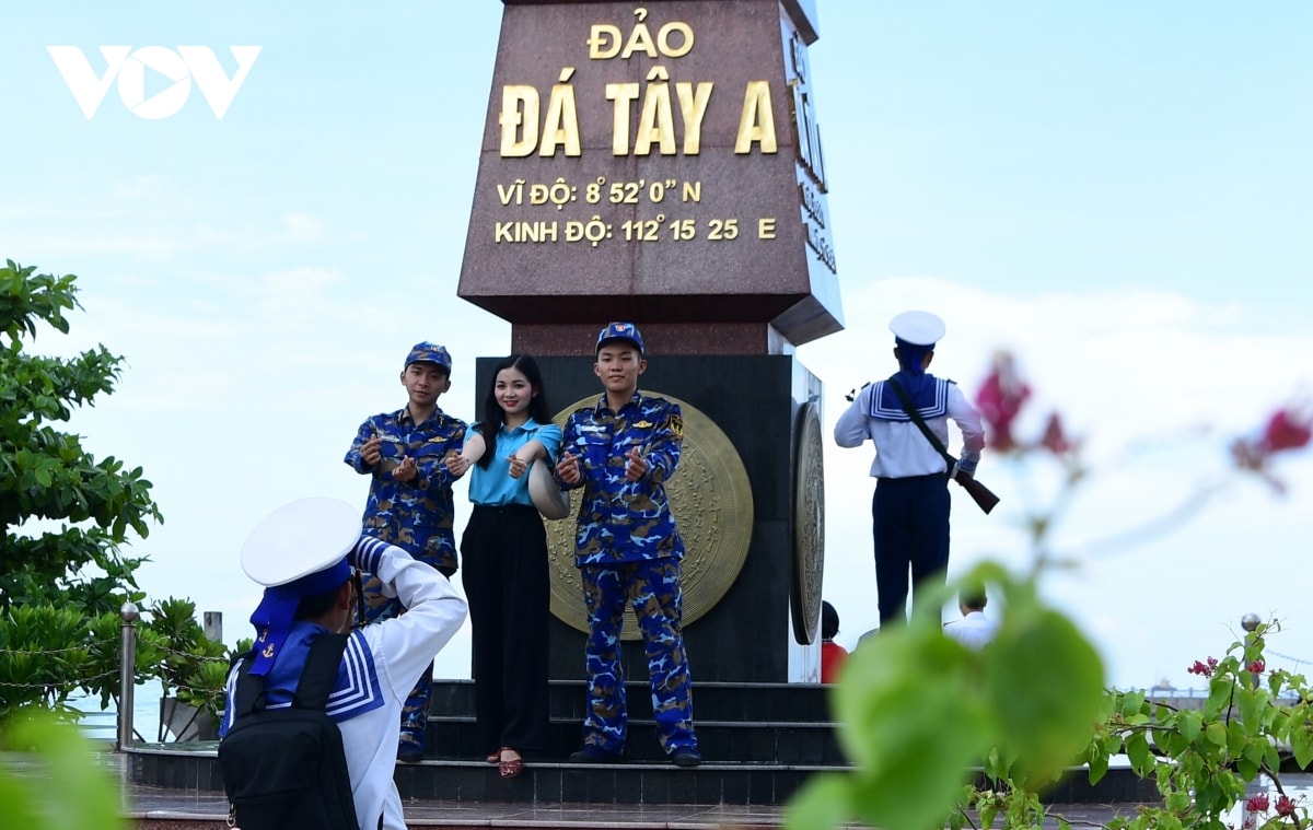 ve dep cua quan dao truong sa trong mua bien lang hinh anh 3