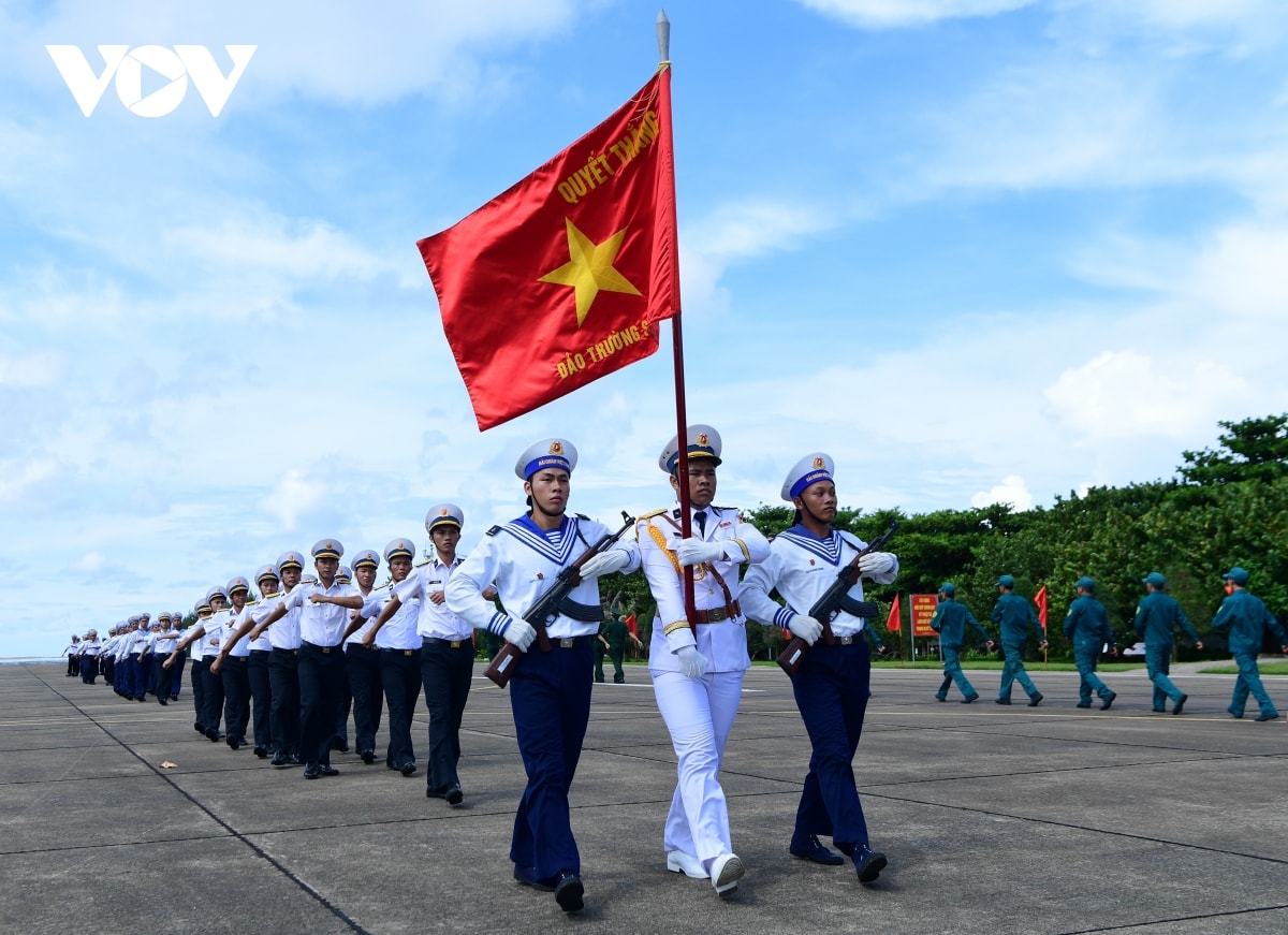 ve dep cua quan dao truong sa trong mua bien lang hinh anh 8