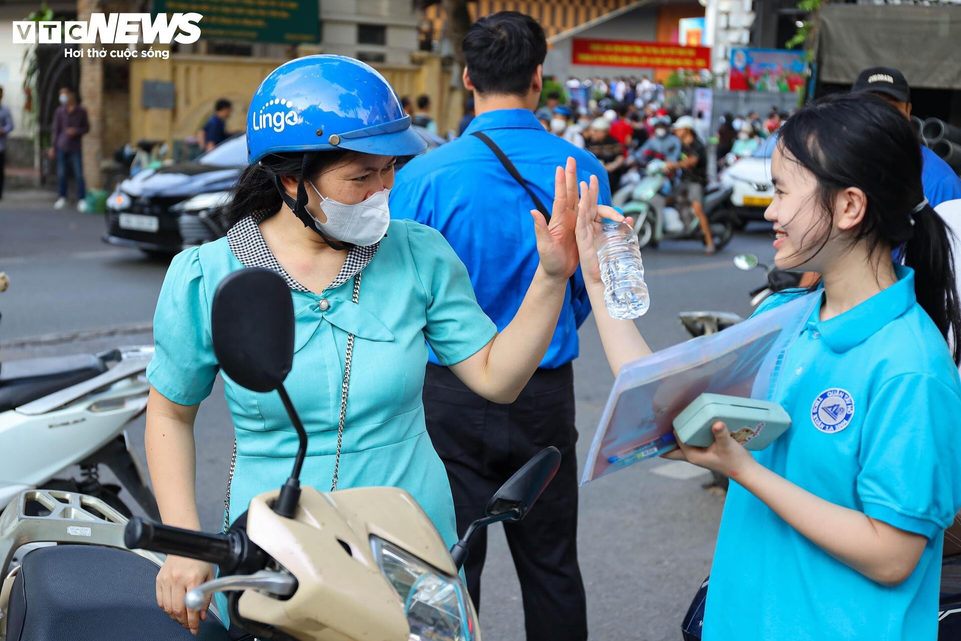 Những hình ảnh ấn tượng khép lại kỳ thi lớp 10 Hà Nội 2025 - 4