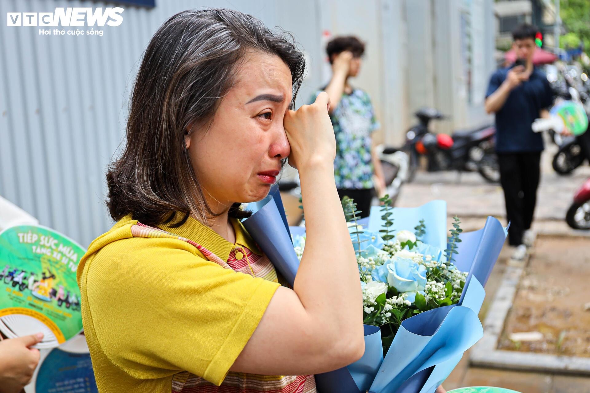 Phụ huynh oà khóc, ôm con sau tiếng hô 'chắc chắn đỗ rồi mẹ ơi' - 7