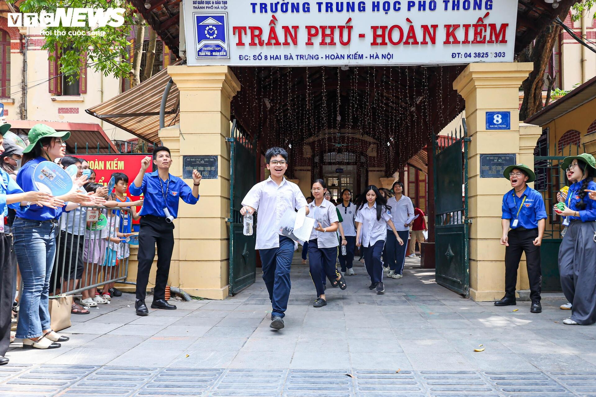 Phụ huynh oà khóc, ôm con sau tiếng hô 'chắc chắn đỗ rồi mẹ ơi' - 1