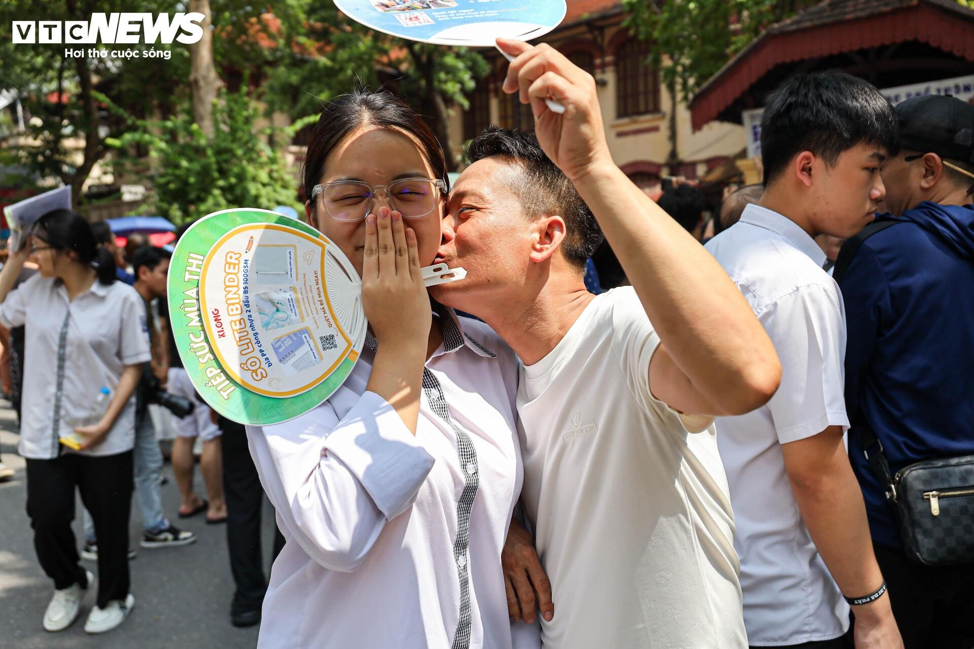 Phụ huynh oà khóc, ôm con sau tiếng hô 'chắc chắn đỗ rồi mẹ ơi' - 9