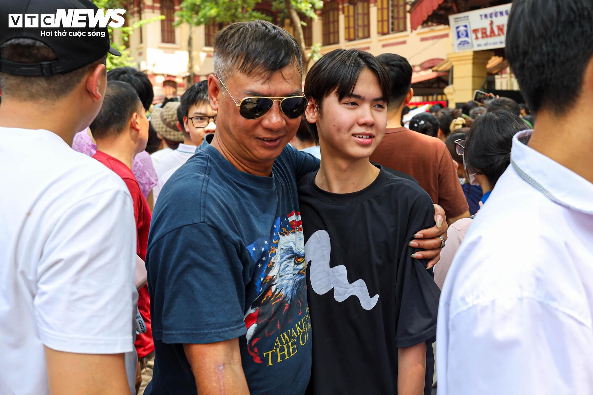 Phụ huynh oà khóc, ôm con sau tiếng hô 'chắc chắn đỗ rồi mẹ ơi' - 12