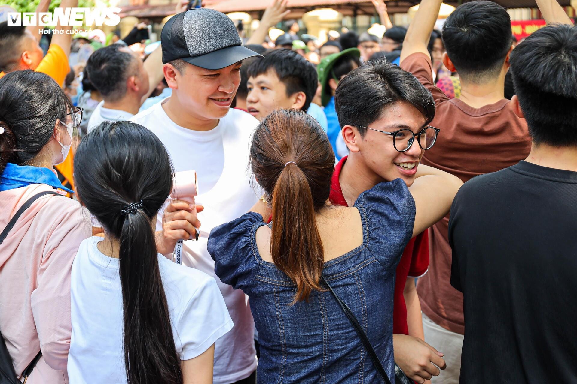 Phụ huynh oà khóc, ôm con sau tiếng hô 'chắc chắn đỗ rồi mẹ ơi' - 3