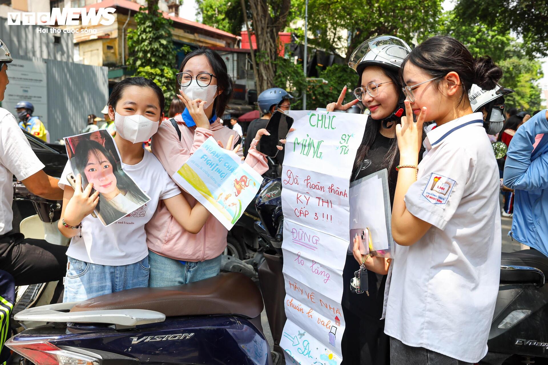 Phụ huynh oà khóc, ôm con sau tiếng hô 'chắc chắn đỗ rồi mẹ ơi' - 10