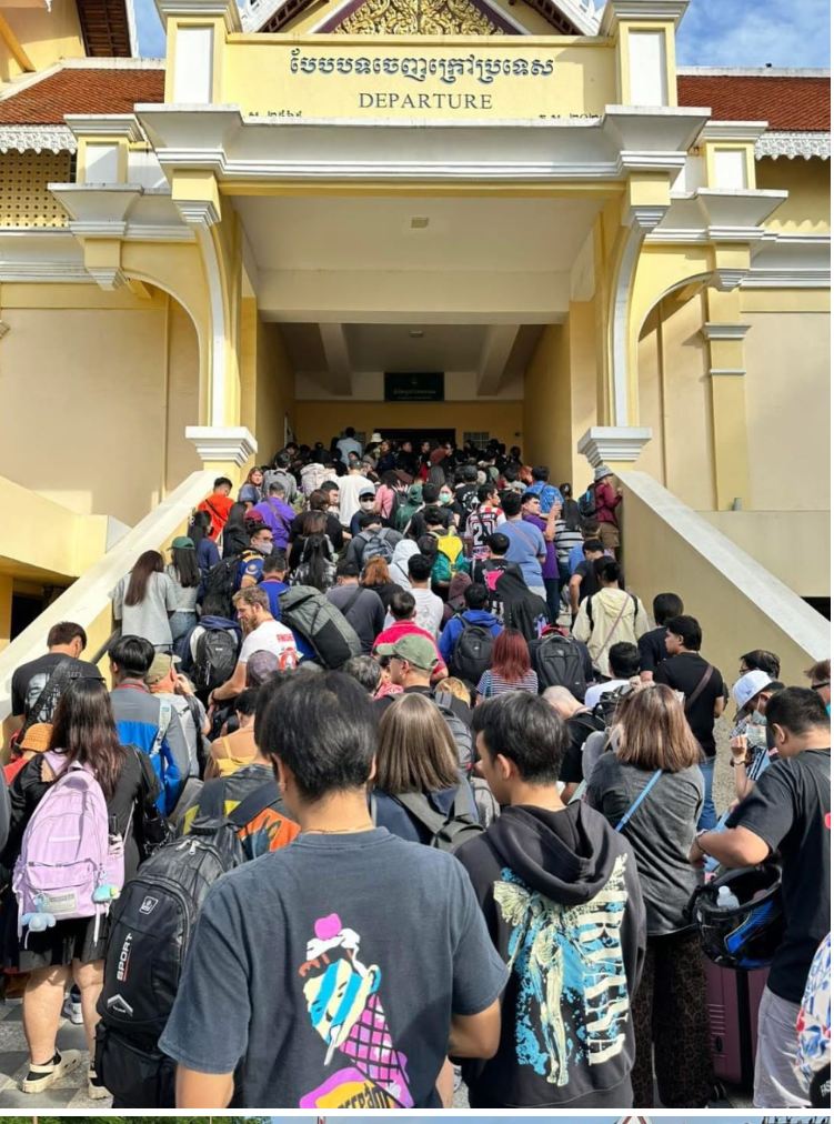 Hành khách ùn ứ tại cửa khẩu quốc tế Poipet, Thái Lan.