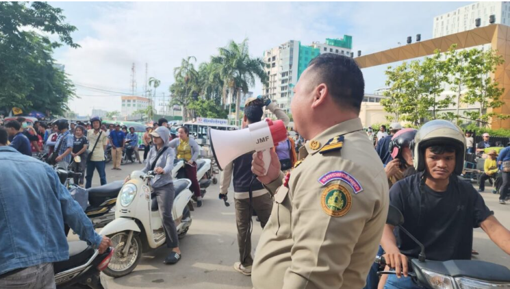 Vất vả điều tiết đám đông.