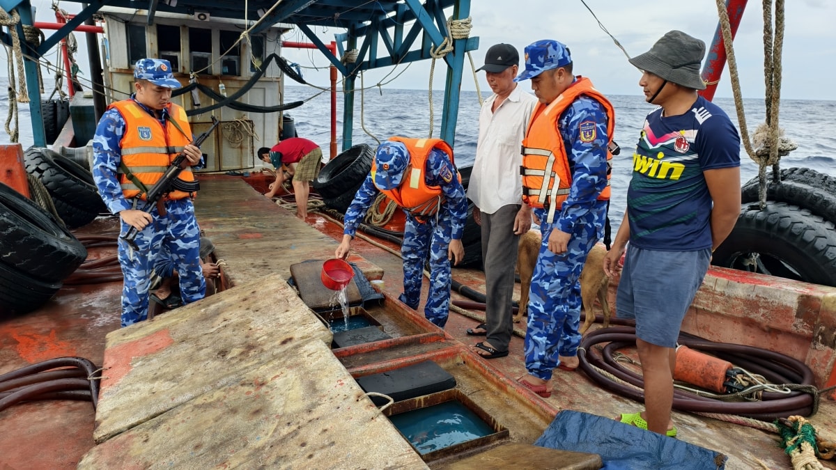 bắt giữ tàu vận chuyển 50.000 lít dầu trái phép trên vùng biển tây nam hình ảnh 1 bat giu tau van chuyen 50.000 lit dau trai phep tren vung bien tay nam hinh anh 1