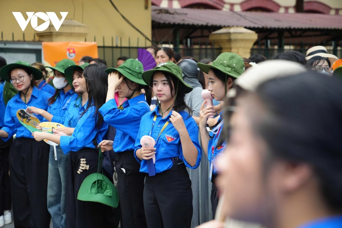 nhung khoanh khac dep cua tinh nguyen vien trong ky thi vao lop 10 o ha noi hinh anh 15