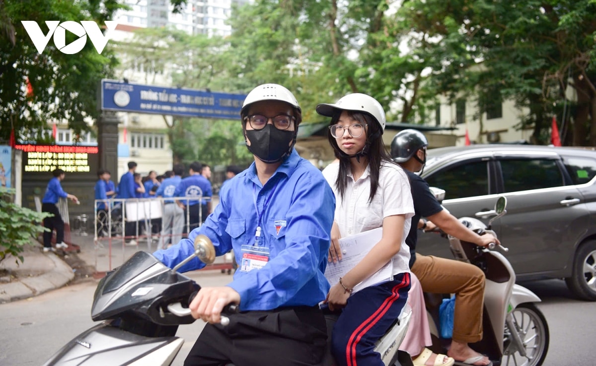 nhung khoanh khac dep cua tinh nguyen vien trong ky thi vao lop 10 o ha noi hinh anh 10