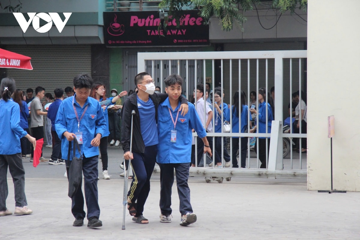 nhung khoanh khac dep cua tinh nguyen vien trong ky thi vao lop 10 o ha noi hinh anh 4
