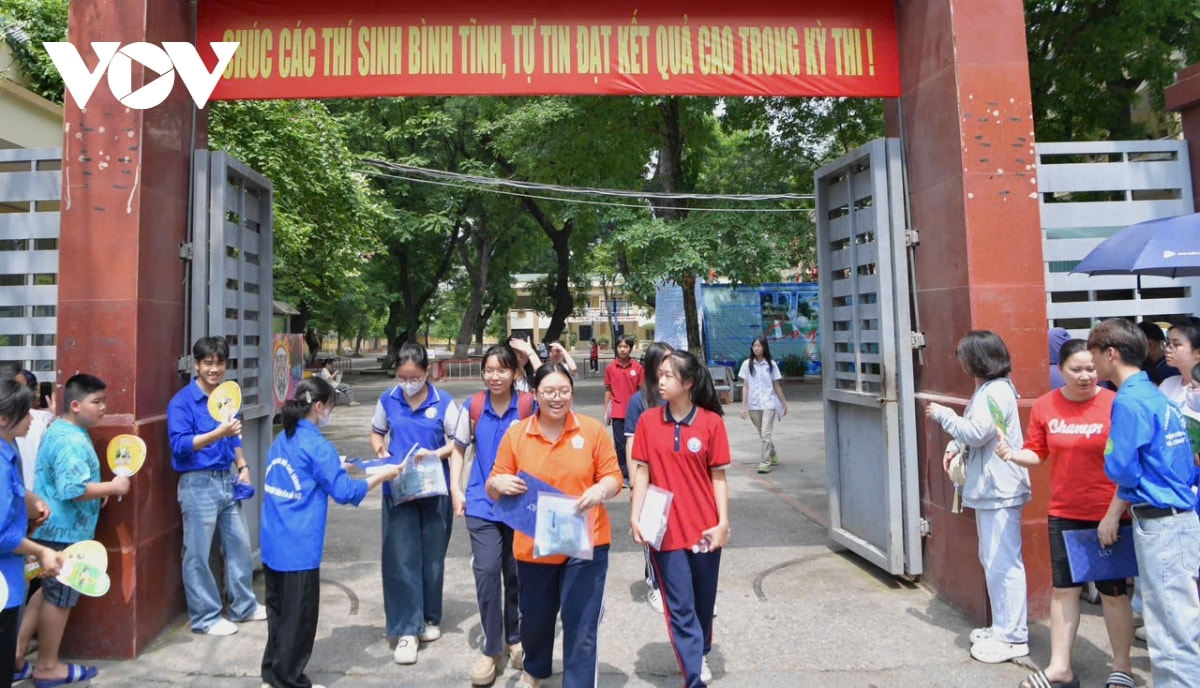 nhung khoanh khac dep cua tinh nguyen vien trong ky thi vao lop 10 o ha noi hinh anh 1
