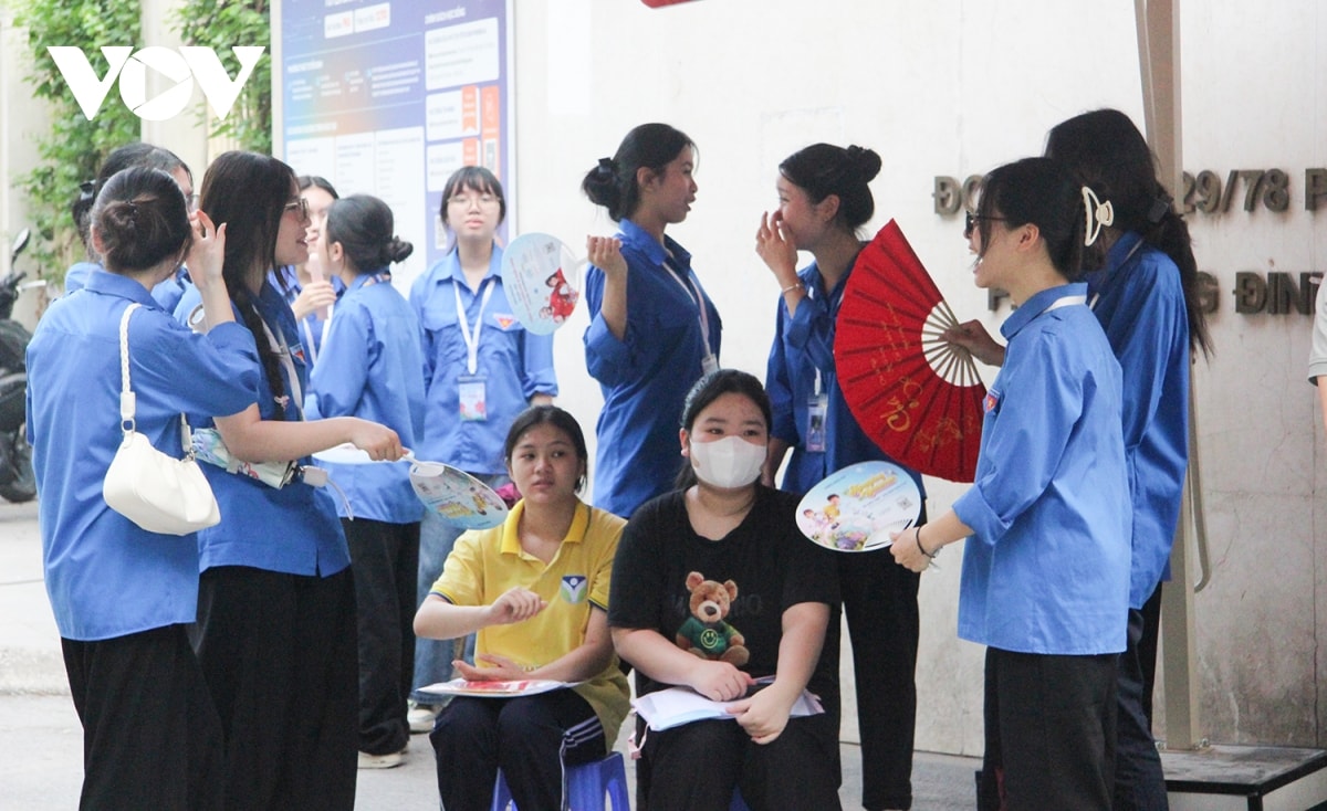 nhung khoanh khac dep cua tinh nguyen vien trong ky thi vao lop 10 o ha noi hinh anh 6