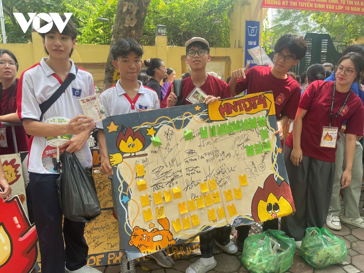 nhung khoanh khac dep cua tinh nguyen vien trong ky thi vao lop 10 o ha noi hinh anh 12