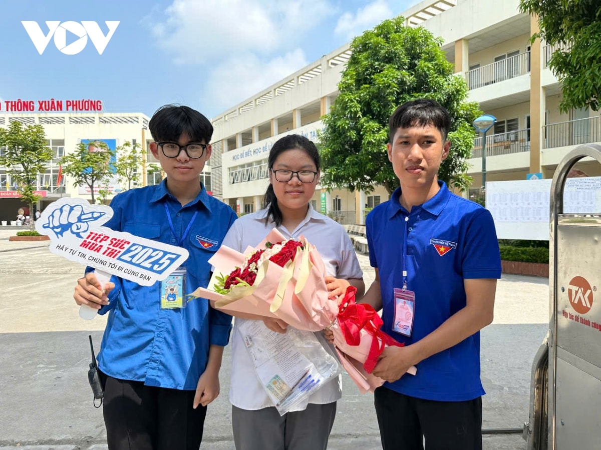 nhung khoanh khac dep cua tinh nguyen vien trong ky thi vao lop 10 o ha noi hinh anh 13