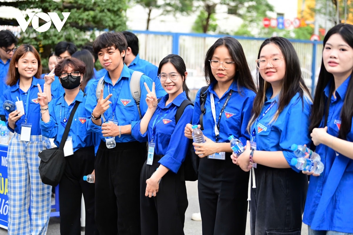 nhung khoanh khac dep cua tinh nguyen vien trong ky thi vao lop 10 o ha noi hinh anh 3
