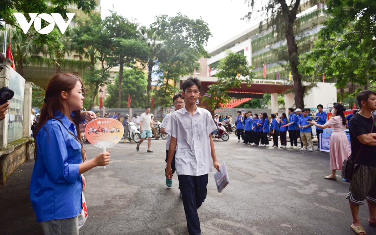 nhung khoanh khac dep cua tinh nguyen vien trong ky thi vao lop 10 o ha noi hinh anh 2