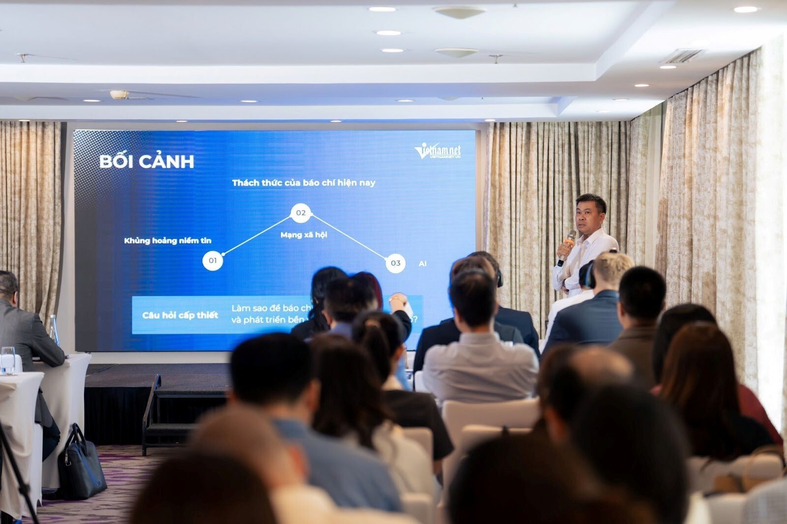 Nhà báo Nguyễn Văn Bá, Tổng biên Tập báo VietnamNet, chia sẻ về những khó khăn của báo chí Việt Nam hiện nay. (Ảnh: Minh Hoàn)