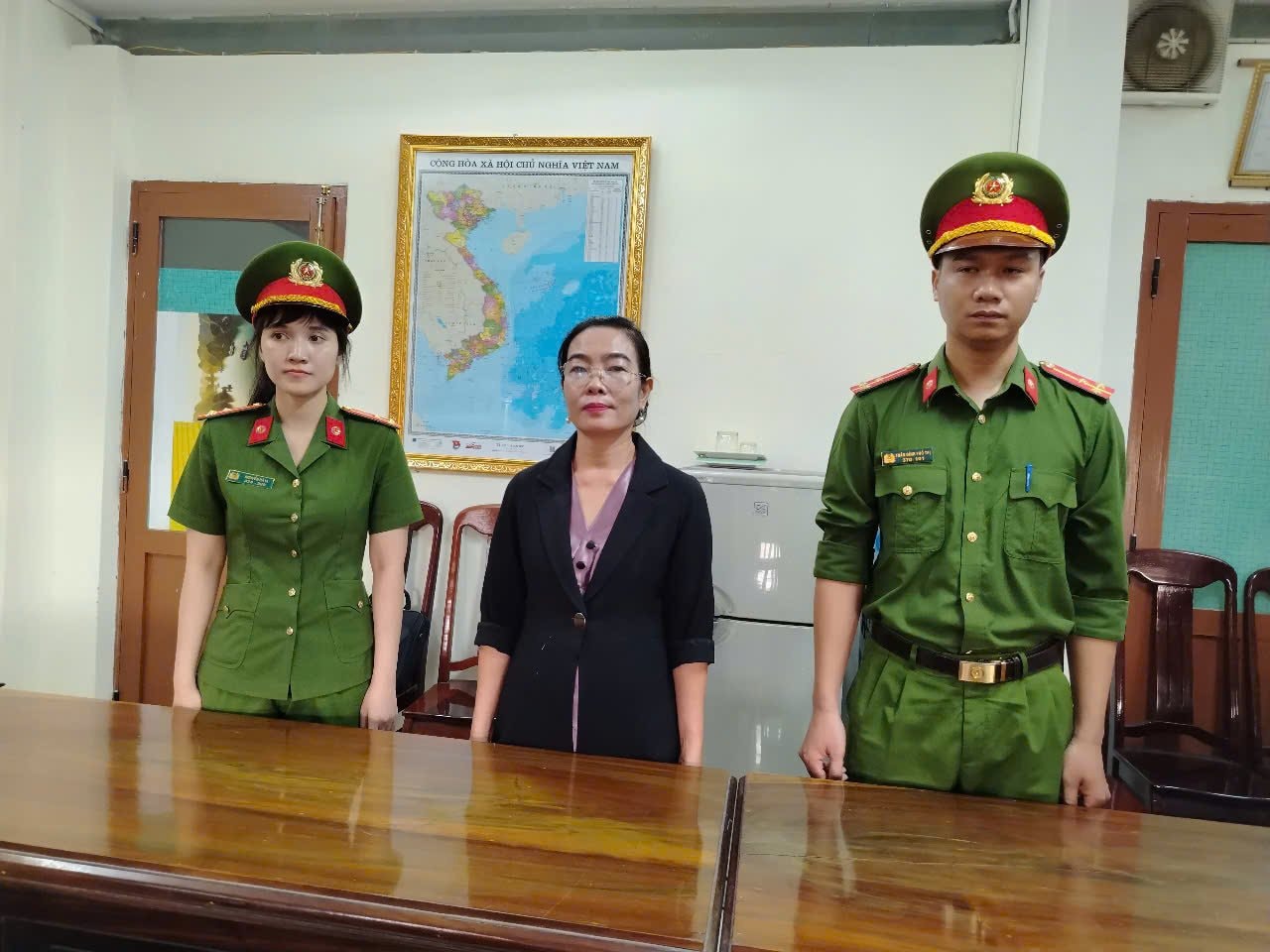 Cơ quan CSĐT Công an tỉnh Phú Yên thi hành các quyết định đối với bà Đặng Thị Hòa Hiệp. Ảnh: CACC