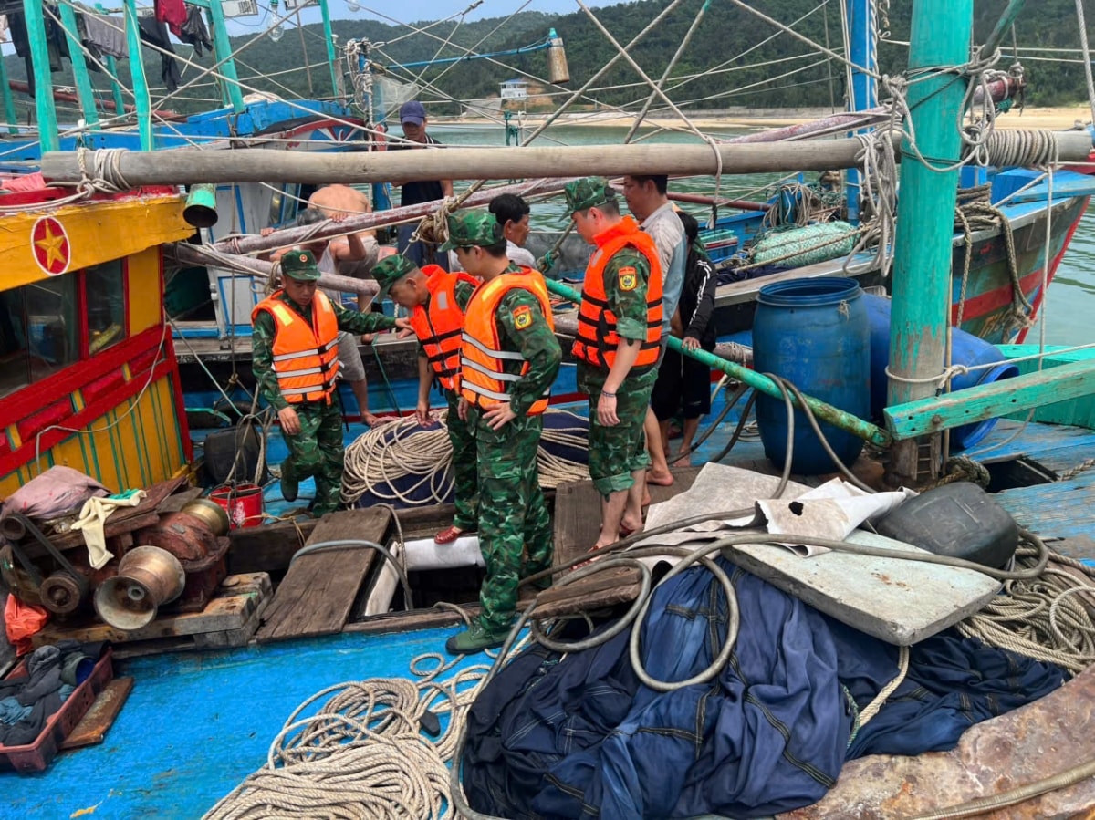 cứu hộ thành công 4 ngư dân gặp nạn trên vùng biển quảng ninh hình ảnh 1 cuu ho thanh cong 4 ngu dan gap nan tren vung bien quang ninh hinh anh 1