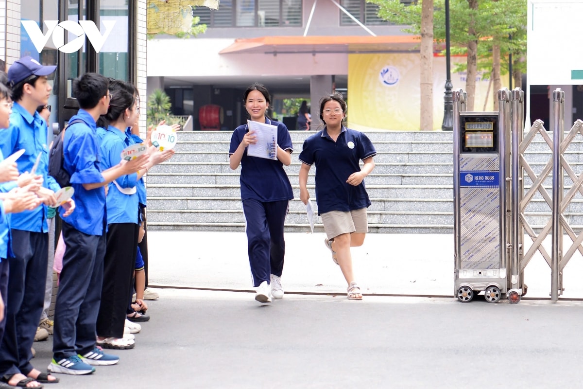 cuoc dua vao truong chuyen ha noi khep lai, thi sinh vui vi co gang het minh hinh anh 1