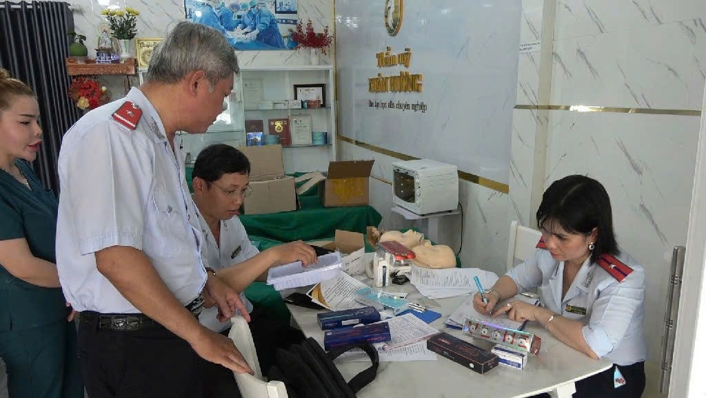khoi to 2 bi can co lien quan den buon lau, gian lan thuong mai, hang gia hinh anh 1
