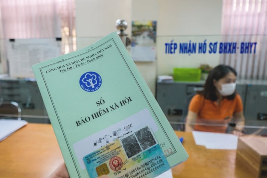 Nhiều người lao động và doanh nghiệp quan tâm đến cách tính mức đóng BHXH trong giai đoạn sắp tới. (Ảnh minh họa: CTTĐT Tuyên Quang)