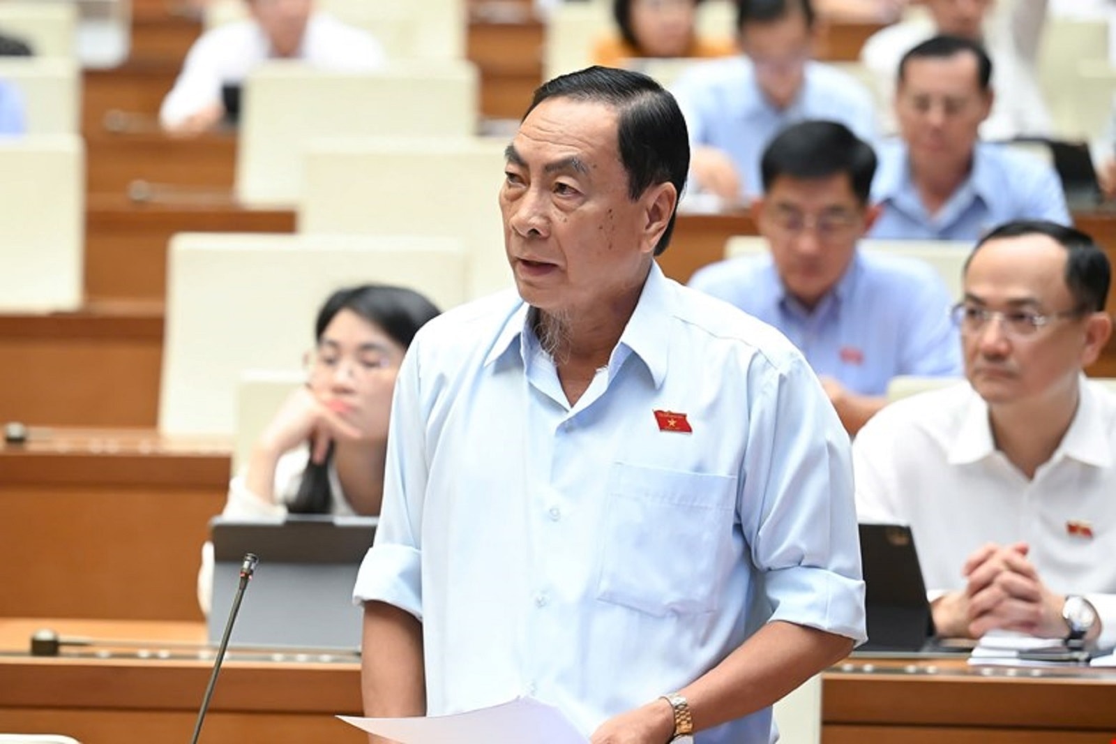 Đại biểu Phạm Văn Hòa đề xuất giao thêm thẩm quyền xử phạt hành chính cho cơ sở. (Ảnh: Media Quốc hội)