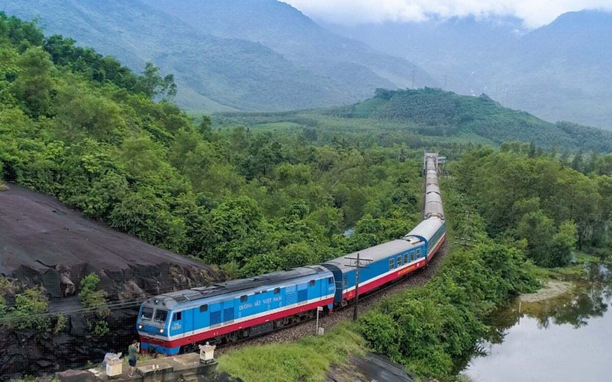 Cục Đường sắt Việt Nam yêu cầu các đơn vị sẵn sàng ứng phó với bão số 1.
